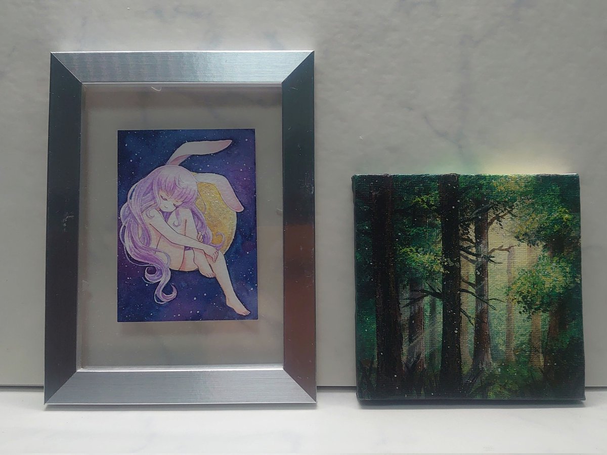 デザフェス戦利品

ムソラ様(<a href="/musora_art/">ムソラ🎨4/21(火)～4/27(月)ゆるり、癒しの森の作品展@大宮マルイ</a>)より
原画２点お迎えしました♪

やっぱり好き♪キャラもかわいいし、風景も優しい光に包まれて癒されるー♪

僕の名前覚えてもらえてたし、お話もできたしスゲー嬉しかった！
あと、ライブペイント中に勝手にお絵描きのヒント見つけさせていただきました♪