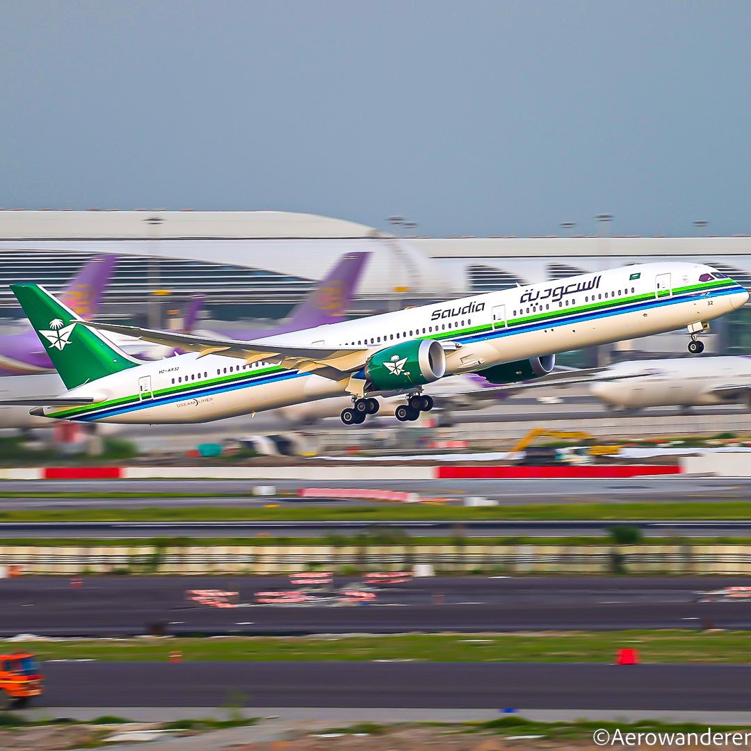 rakan_b777's tweet photo. ⚠️ عااااااجل 🛑

الخطوط السعودية بمعرض دبي للطيران توقع اتفاقية الرمز المشترك مع طيران الرياض، لتهسيل تجربة المسافر بين الشركتين.

🔸تستخدم اميال الفرسان على طيران الرياض وتجمع اميال الرياض لما تسافر على السعودية والعكس.

🔹تصدر تذكرة واحدة على الشركتين تستلم حقيبتك باخر وجهة. https://t.co/8ln4KC8mQx