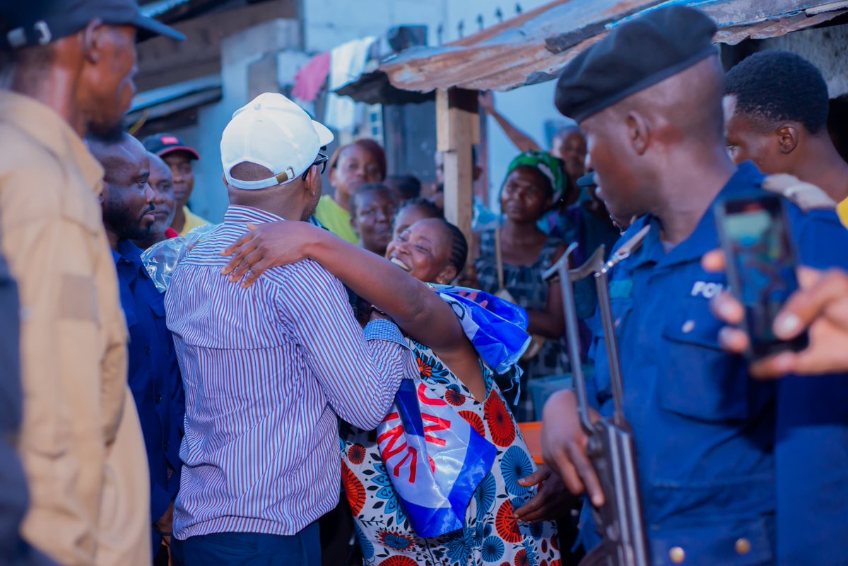 #MaitreKazy Nous étions  à Yolo nord pour redonner le sourire à la communauté à quelques pas de là où j'ai grandi. en effet, Cela faisait un bon moment que ce coin n'avait pas de courant et il ont pu bénéficier d'un don de plusieurs mètres de câbles électriques pr la seconde fois