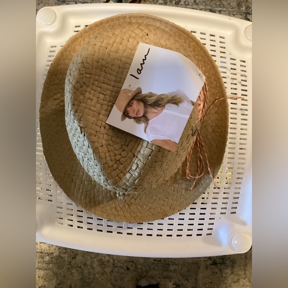 TannerKellyR's tweet photo. So good I had to share! Check out all the items I'm loving on @Poshmarkapp from @skrloverespect #poshmark #fashion #style #shopmycloset #dirtylaundry: https://t.co/gibUyUWHPq https://t.co/BE7lBdkjvy
