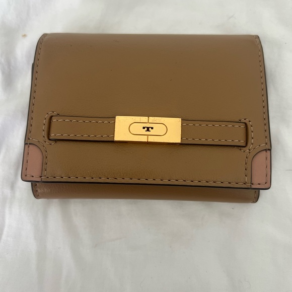 Keepinitretro7's tweet photo. So good I had to share! Check out all the items I'm loving on @Poshmarkapp #poshmark #fashion #style #shopmycloset #coach #urbanoutfitters #toryburch: https://t.co/yaeSnjQx7p https://t.co/AKqzFLxETL