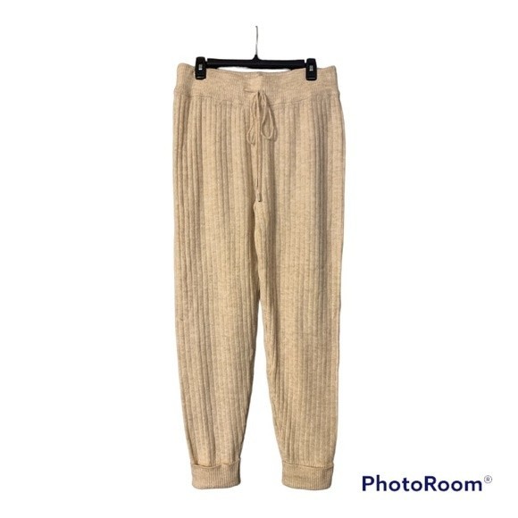 Guilt_T's tweet photo. So good I had to share! Check out all the items I'm loving on @Poshmarkapp #poshmark #fashion #style #shopmycloset #freepeople: https://t.co/MlrFo3Ntqv https://t.co/RdOG6N9sUI
