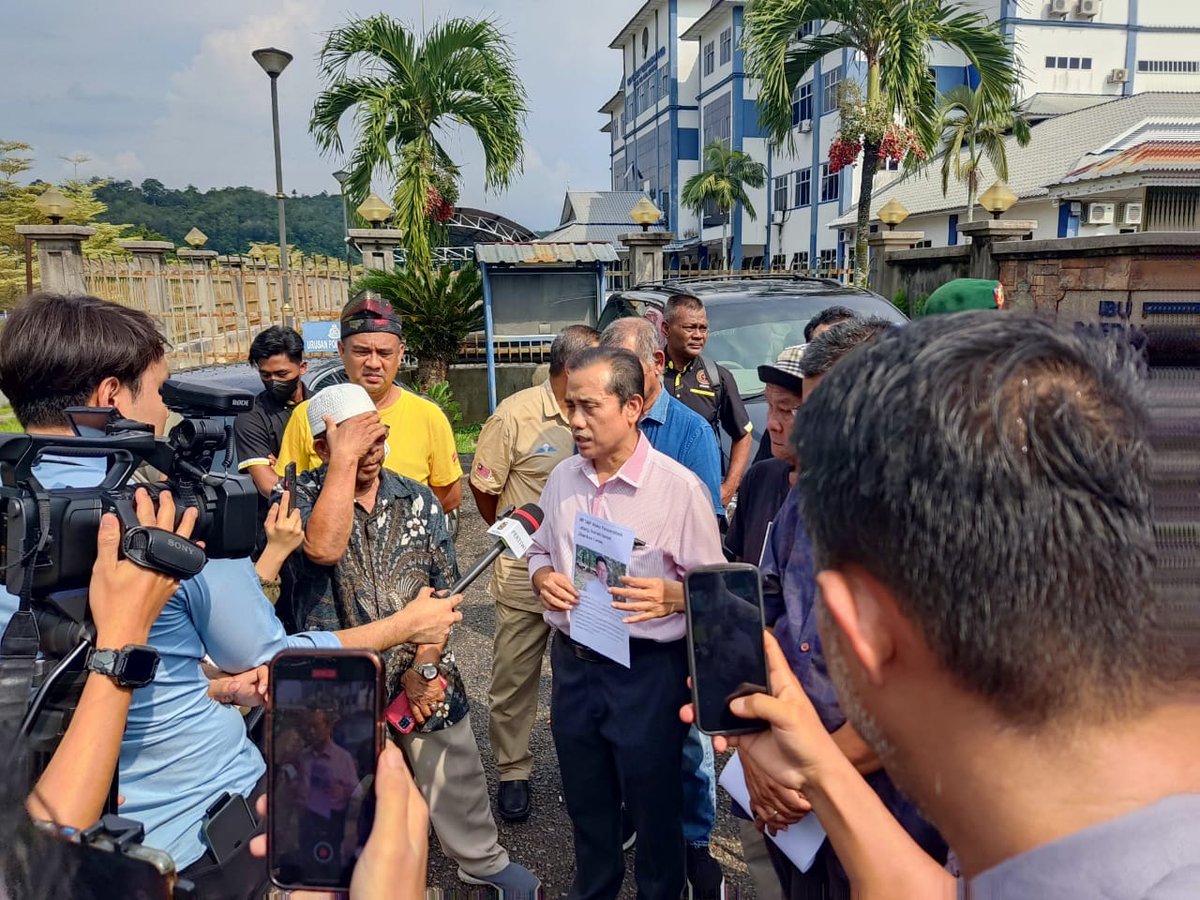 ikatanmuslimin's tweet photo. Hj Aminuddin Yahaya hadir ke Ibu Pejabat Polis Daerah Raub bersama rakan-rakan gabungan pelbagai NGO tempatan negeri Pahang anjuran PEMBELA bagi membuat laporan polis beramai-ramai terhadap ahli parlimen Raub (DAP) yg mencadangkan agar kerajaan memberikan penceroboh geran tanah. https://t.co/e433gjfZ5B