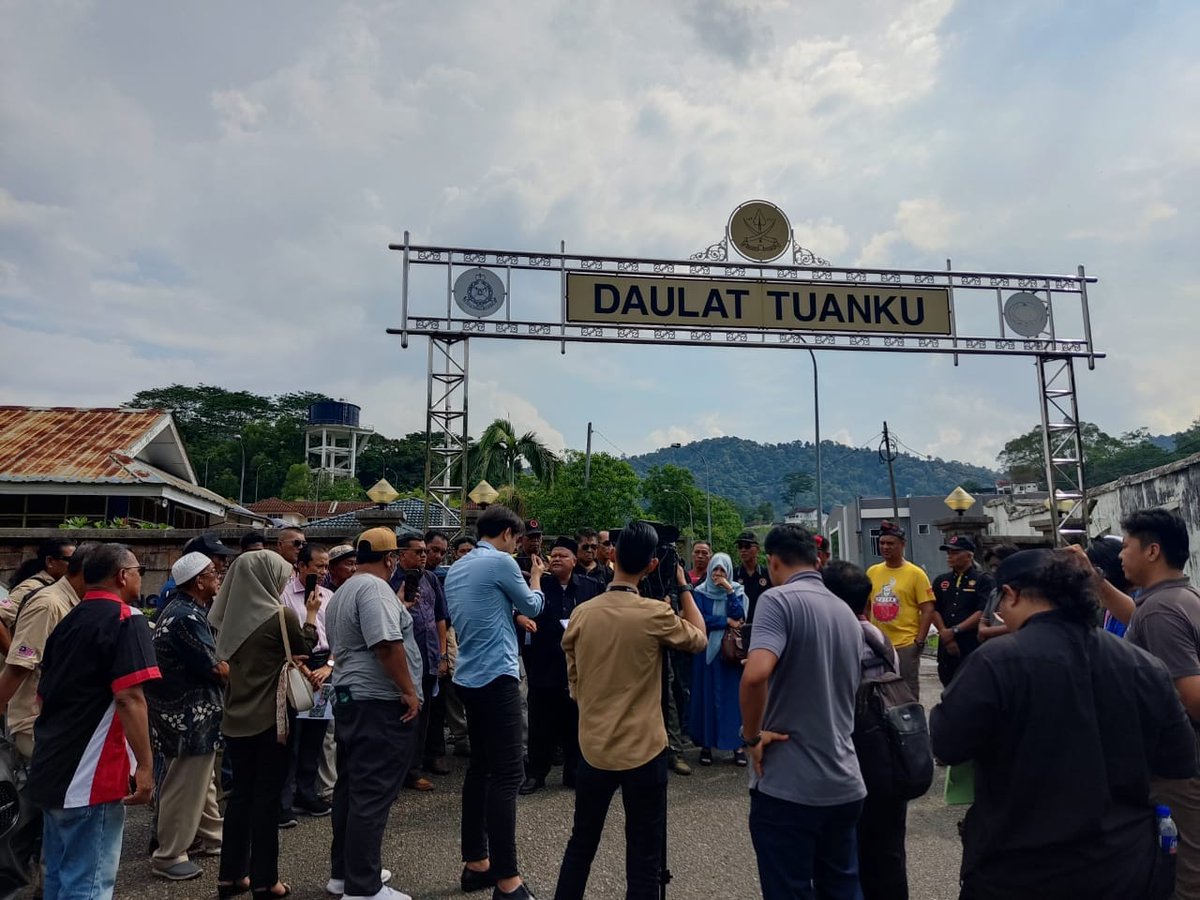 ikatanmuslimin's tweet photo. Hj Aminuddin Yahaya hadir ke Ibu Pejabat Polis Daerah Raub bersama rakan-rakan gabungan pelbagai NGO tempatan negeri Pahang anjuran PEMBELA bagi membuat laporan polis beramai-ramai terhadap ahli parlimen Raub (DAP) yg mencadangkan agar kerajaan memberikan penceroboh geran tanah. https://t.co/e433gjfZ5B