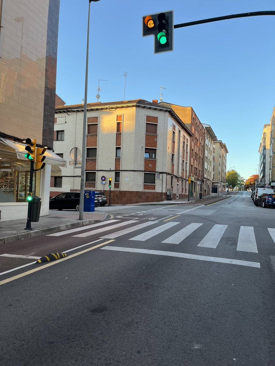 Priorefilippo's tweet photo. Este cruce entre General Suárez Valdés y Quevedo, en #ElCoto, es un peligro para los afortunadamente pocos ciclistas que suben por el inútil #CarrilBici. El motivo es evidente: los vehículos que giran a la izquierda, vigilando el paso de peatones, pueden comerse una bici o patín. https://t.co/1mSfK33j7T