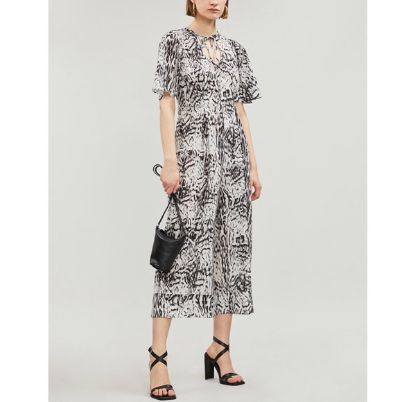 michele_loveday's tweet photo. So good I had to share! Check out all the items I'm loving on @Poshmarkapp #poshmark #fashion #style #shopmycloset #topshop: https://t.co/TFA3BxqVeG https://t.co/IIkoOImmcI