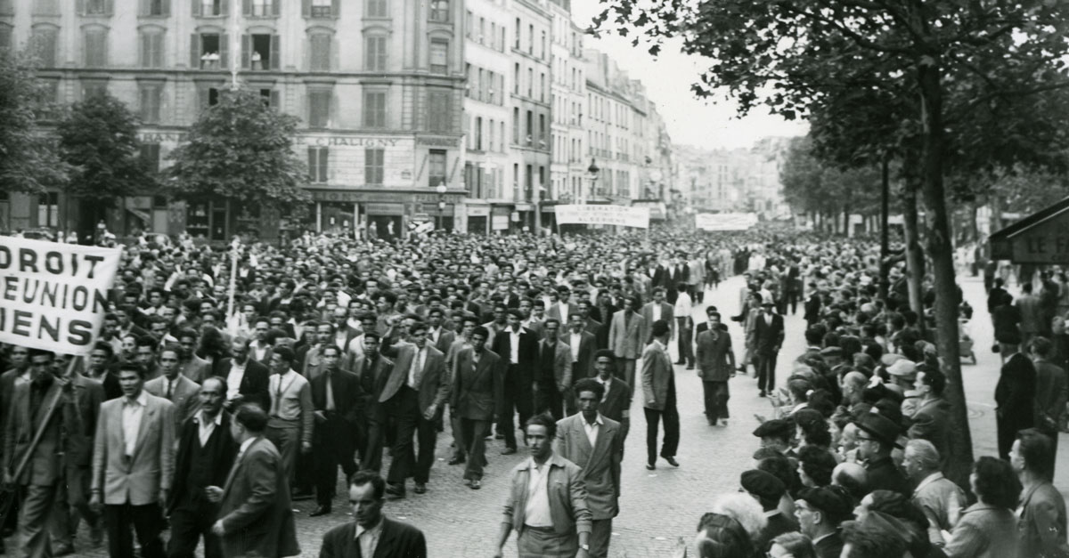 Le 14 juillet 1953, un massacre oublié en plein #Paris ! "Pour la fête des hommes libres, ils ont massacré mes amis", écrivait le poète algérien Jean Sénac, en souvenir de la manif du #14Juillet, Six #Algériens et un #Français, meurent sous les balles de la police parisienne