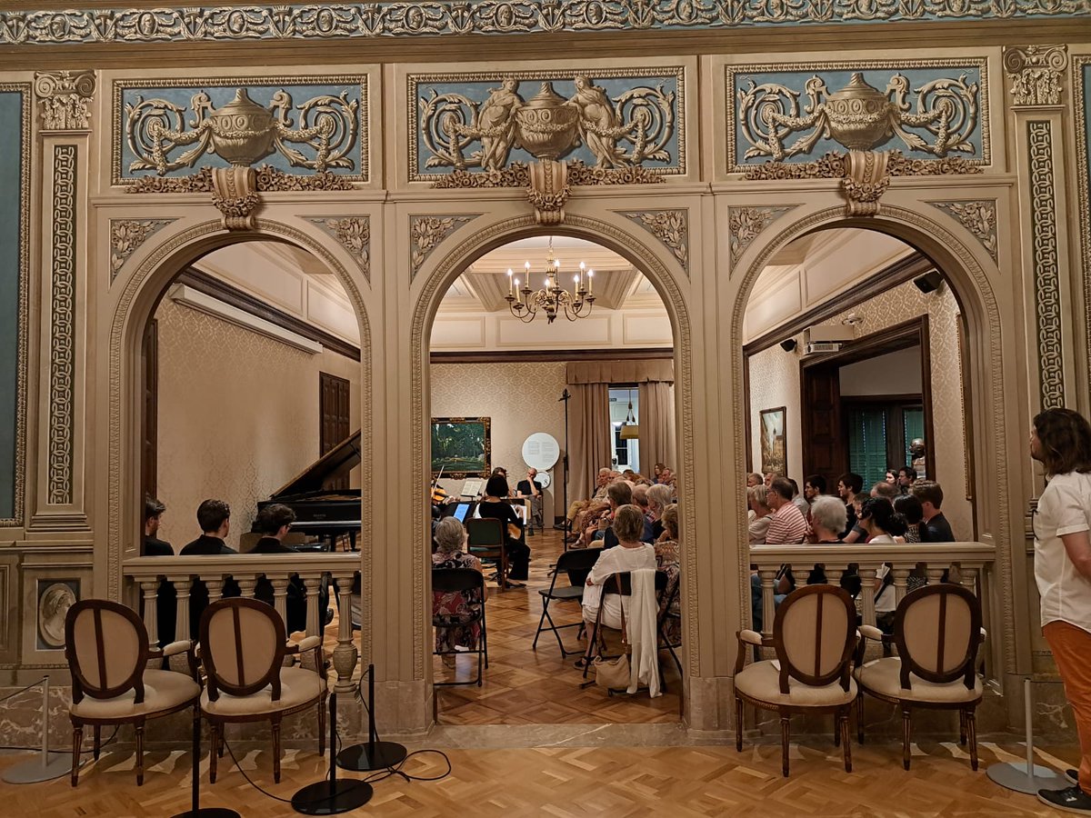 Fundació Pau Casals (@paucasals_fund) on Twitter photo Ahir vàrem gaudir d'un preciós concert a càrrec dels Solistes del #FIMPC2023 a la sala de la música del <a href="/museupaucasals/">Museu Pau Casals</a> 👏 Avui el Festival continua a l' <a href="/auditoripcasals/">Auditori Pau Casals</a> amb "El trio de l'Arxiduc" de Beethoven.
🎟️No et quedis sense entrada: auditoripaucasals.cat Ahir vàrem gaudir d'un preciós concert a càrrec dels Solistes del #FIMPC2023 a la sala de la música del <a href="/museupaucasals/">Museu Pau Casals</a> 👏 Avui el Festival continua a l' <a href="/auditoripcasals/">Auditori Pau Casals</a> amb "El trio de l'Arxiduc" de Beethoven.
🎟️No et quedis sense entrada: auditoripaucasals.cat
