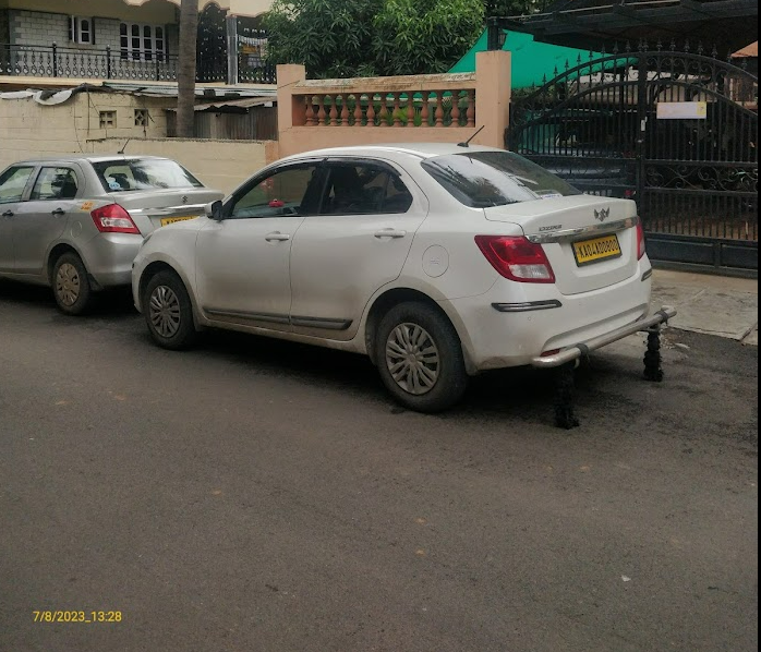 aravindbk's tweet photo. People don't have civic sense park vehicles , cab drivers passer-by littering on footpaths, making it very difficult for a day to day living.  There is a mess right opposite ( I am not sure if they even have the license to run : reported to BBMP who have given a warning.) https://t.co/gnjxuquDEL