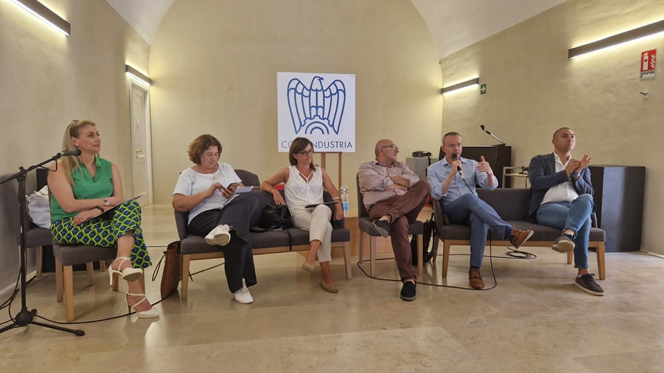 🗣 Il DG <a href="/ste_franchi/">Stefano Franchi</a> è intervenuto a #Lecce nel corso dell'incontro/dibattito "Legalità e Lavoro" promosso da #ConfindustriaLecce insieme alle Organizzazioni sindacali #Cgil #Cisl e #Uil del territorio 👇

#CcnlMetalmeccanici #salute #sicurezza #lavoro #legalità