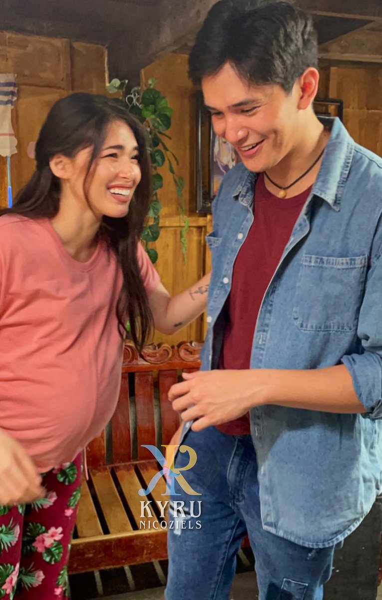 YbrAmihan2016's tweet photo. dahil confirmed ang reunion ng parentals, eto na ang unang entry mula sa mahiwagang baul na namiss nating lahat! ✨

Welcome back KyRu! walang kupas ang chemistry! @kylienicolep @Rurumadrid8

Happy #KYRULechonFriday! 💙💛
#KYRUonBLACKRIDER https://t.co/dTn69T3X2Z