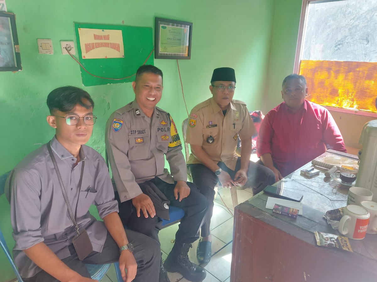 PMegamendung's tweet image. Bhabinkamtibmas Desa Gadog Aiptu STP Sirait giat sambang warga desanya dan memberikan himbauan Kamtibmas, Jumat (14/7/2023).