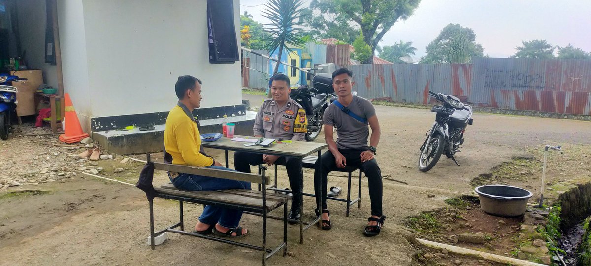 PMegamendung's tweet image. Bhabinkamtibmas Desa Cipayung Aipda Agus giat sambang warga desanya dan memberikan himbauan Kamtibmas, Jumat (14/7/2023).