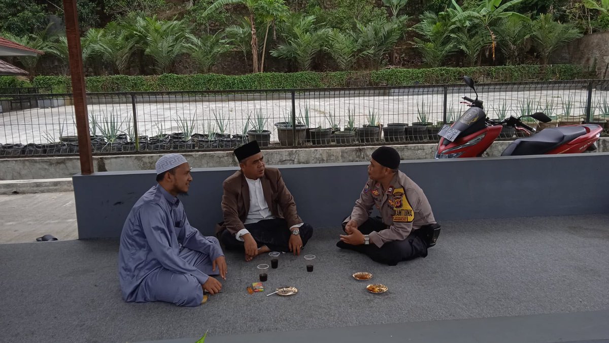 PMegamendung's tweet image. Bhabinkamtibmas Desa Sukamanah Aiptu Toni andriawan giat sambang warga desanya dan memberikan himbauan Kamtibmas, Jumat (14/7/2023).