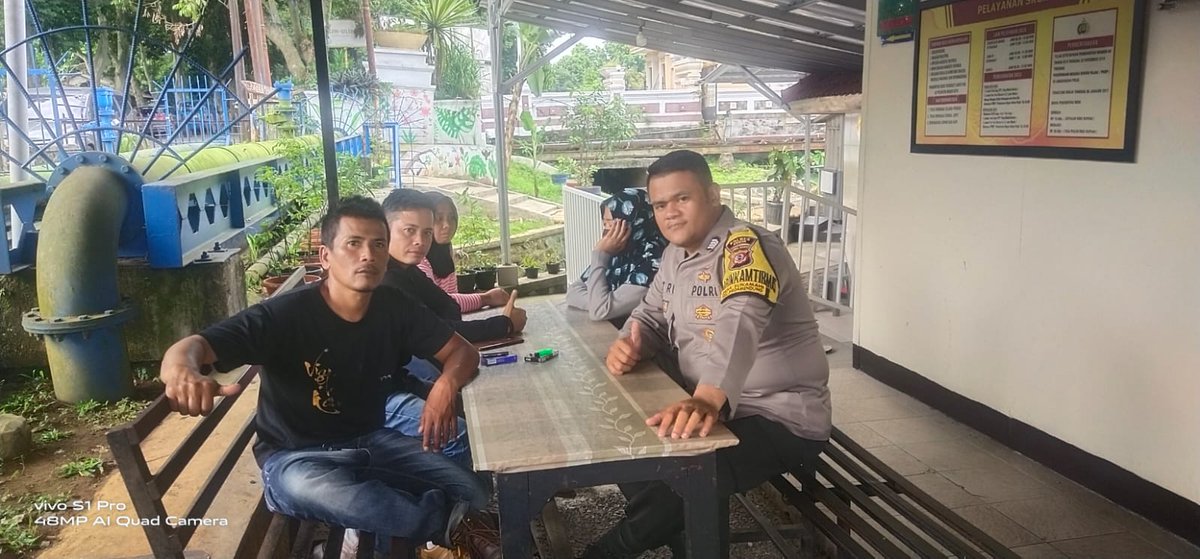 PMegamendung's tweet image. Bhabinkamtibmas Desa Sukamahi Bripka Tri sutrisno giat sambang warga desanya dan memberikan himbauan Kamtibmas, Jumat (14/7/2023).