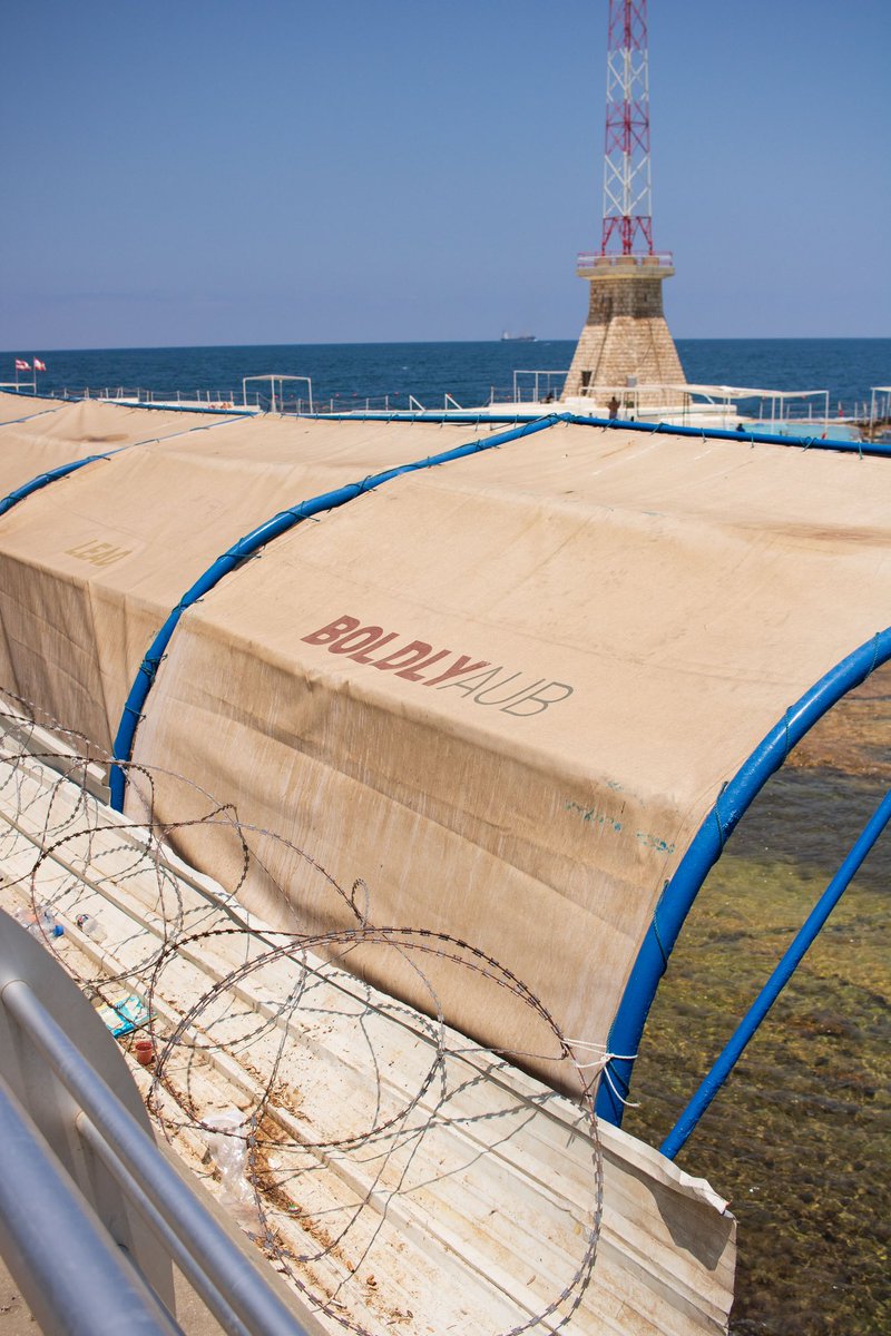 Mahmoud92802807's tweet photo. @RioMoussallem It’s really sad when you see prestigious educational institutes that are supposed to be a beacon of enlightenment in the region, block off the sea with barbed wire and screens. We “boldy” block the public from even seeing the sea. @AUB_Lebanon https://t.co/XpebdfN0Iu