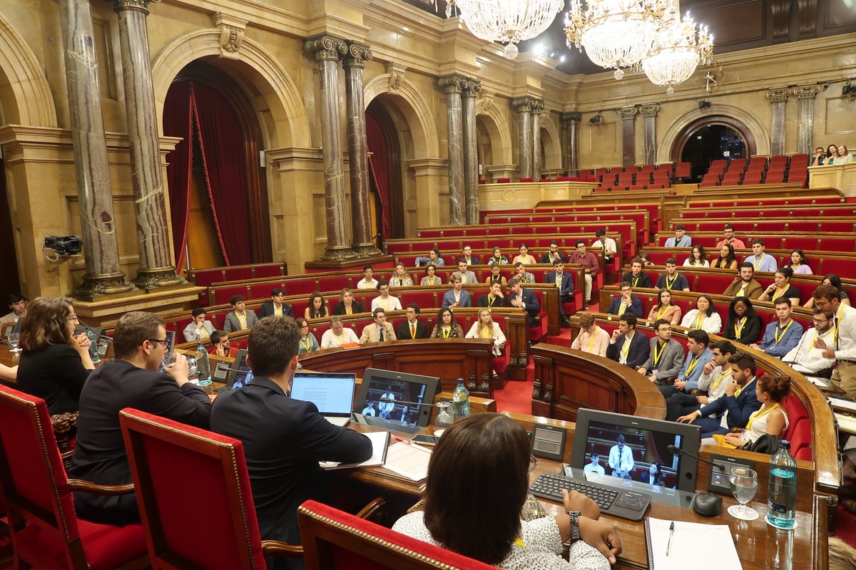 Avui acaba la Setmana del Parlament Universitari #SPUNI2023 amb una nova simulació de Ple en què els estudiants aprovaran una llei sobre acció exterior i relacions amb la Unió Europea
🕚A les 11 h començarà la sessió, presidida per la presidenta del <a href="/parlamentcat/">Parlament de Catalunya</a>, <a href="/Anna_Erra/">Anna Erra i Solà🎗</a>