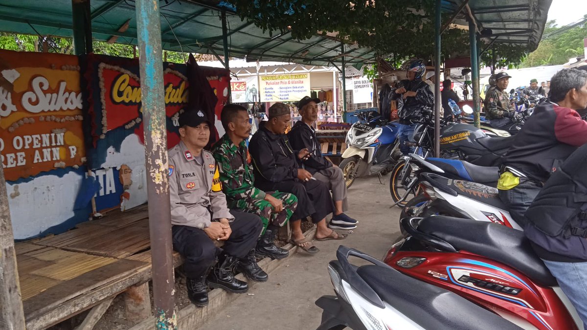 PMegamendung's tweet image. Bhabinkamtibmas Desa Sulamanah Aiptu Toni Andriawan dan Babinsa giat sambang warga desanya dan memberikan himbauan Kamtibmas, Jumat (14/7/2023).