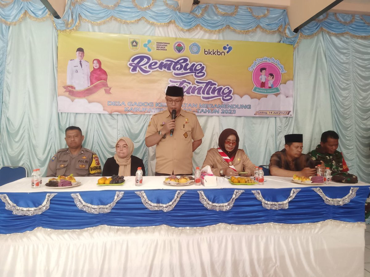 PMegamendung's tweet image. Bhabinkamtibmas Desa Gadog Aiptu STP Sirait bersama Babinsa giat menghadiri rapat desa sambil memberikan himbauan Kamtibmas, Jumat (14/7/2023).