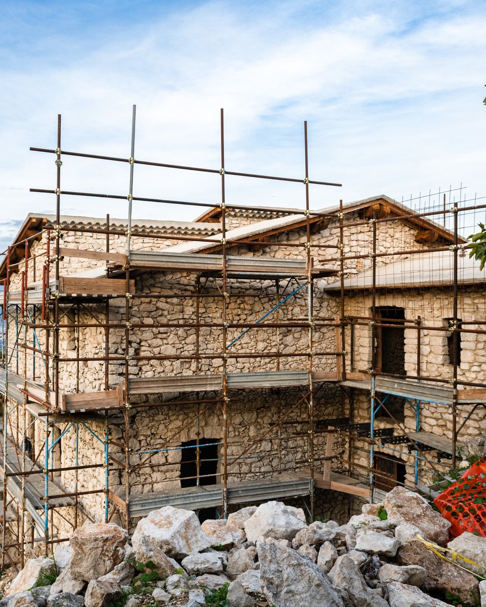 The album of memories slowly takes shape, even for "Casa Degli Ulivi."

When we first saw it, it was a ruined ruin that would be swallowed up by nature and rubble. But we did not lose heart, on the contrary!

For the exterior facade, we got busy with the technique of