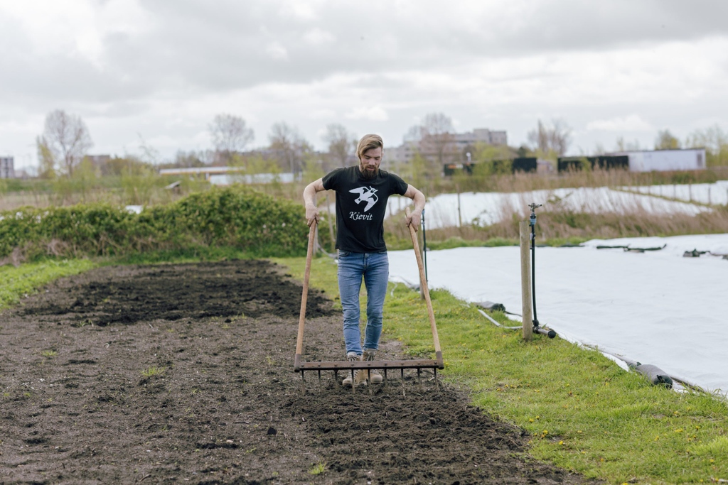ouderskatwijk's tweet photo. 🌱🌻 Lekker bezig Christian!

'Als je een goede grond creëert, dan gedijt een plant het beste. Zo is het voor ons mensen denk ik ook. Als we zorgen dat we in een gezonde omgeving leven, dan gedijen we veel beter.' 🍅🌳

https://t.co/skPBIK9xI5

#Katwijk #Rijnsburg #ValkenburgZH https://t.co/rgC3ji2JLl