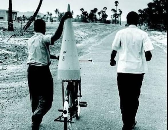 9399Patel's tweet photo. How it started               how it going 
India is ready🇮🇳   
#Chandrayaan3 
https://t.co/lRGSoGeUSo

https://t.co/bl3Ap8waJw

https://t.co/DnOx6tUAPM… https://t.co/jaDdNQlDss