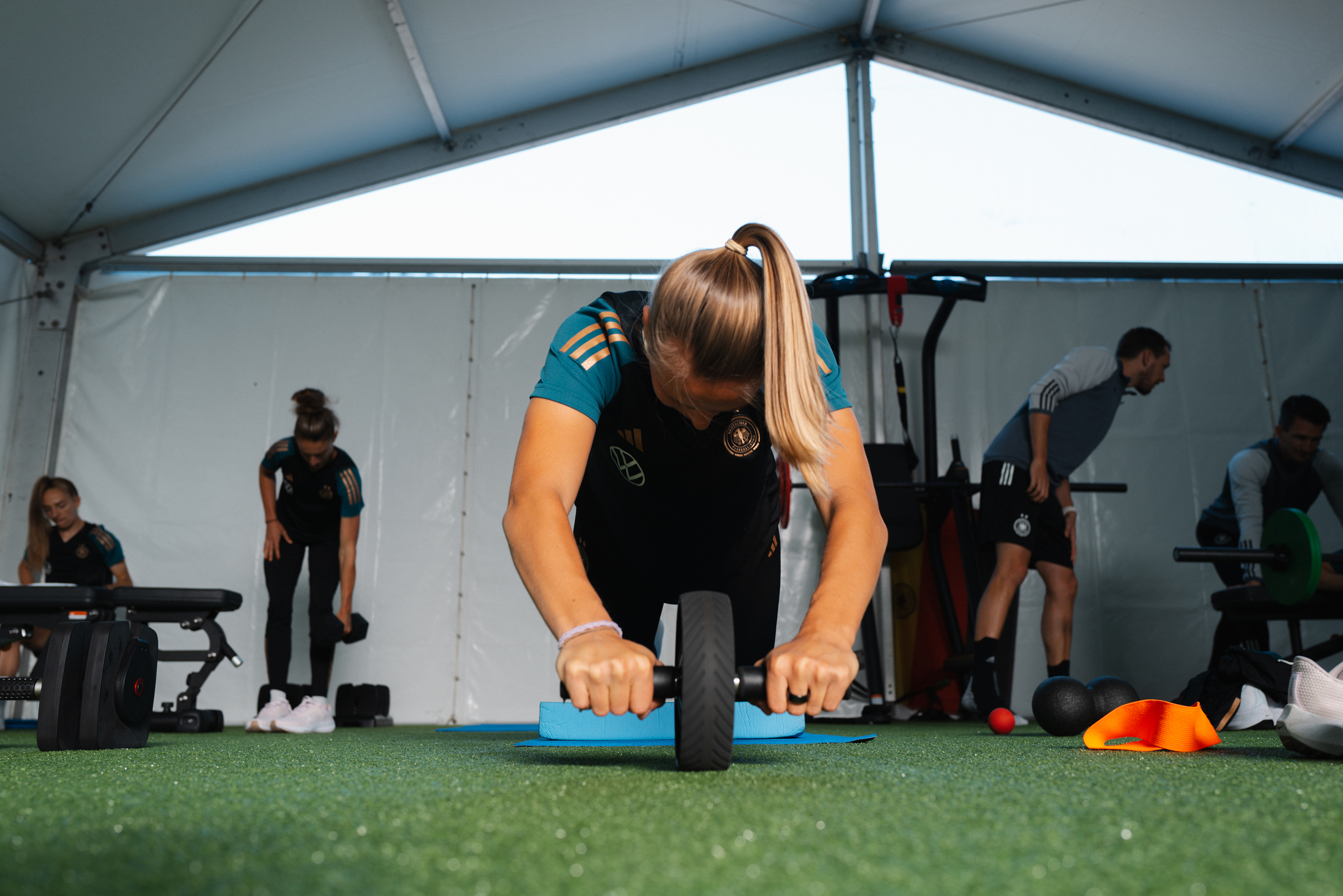 Klara Bühl im Fitnesszelt
