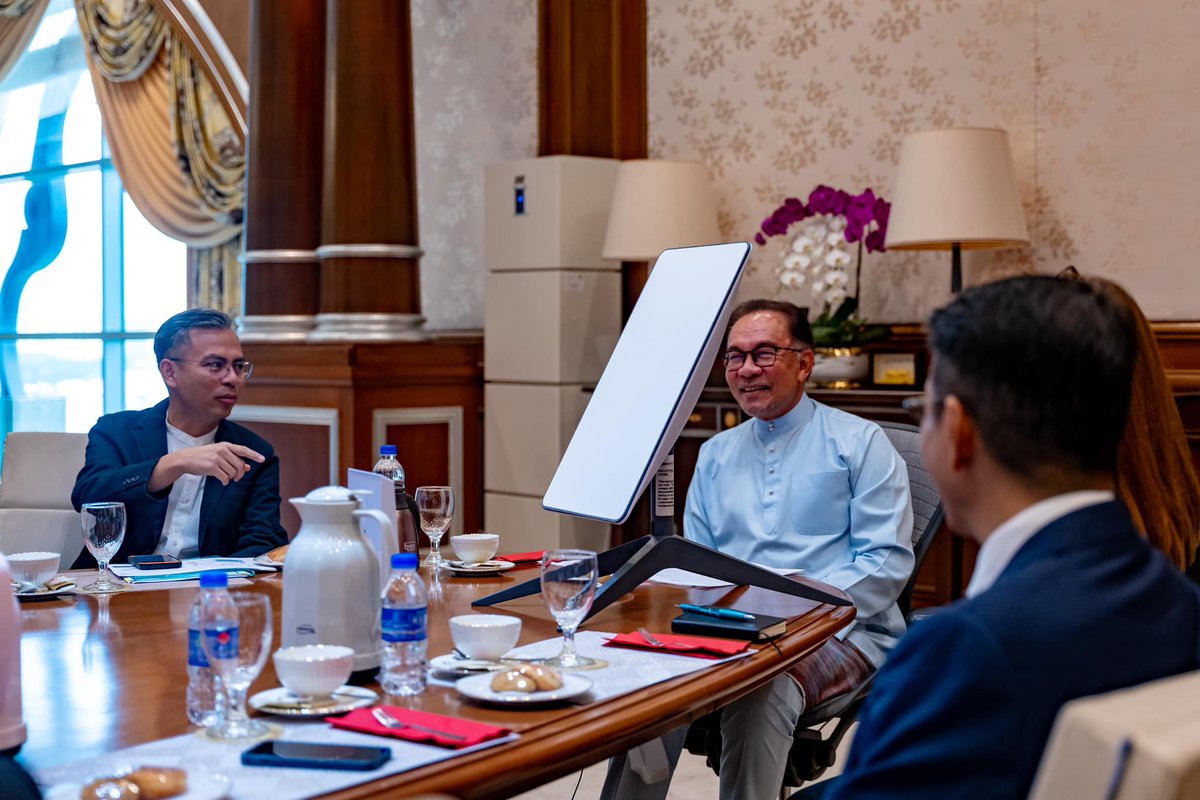 bernamadotcom's tweet photo. [LATEST]

🔹Elon Musk agrees to set up Tesla headquarters in Cyberjaya

🔹 Three Malaysian companies involved in project with SpaceX

🔹 Elon Musk agrees to make significant investment in Malaysia, to visit soon

🔹 Collaboration to create thousands high-skilled job opportunities

PM @anwaribrahim
