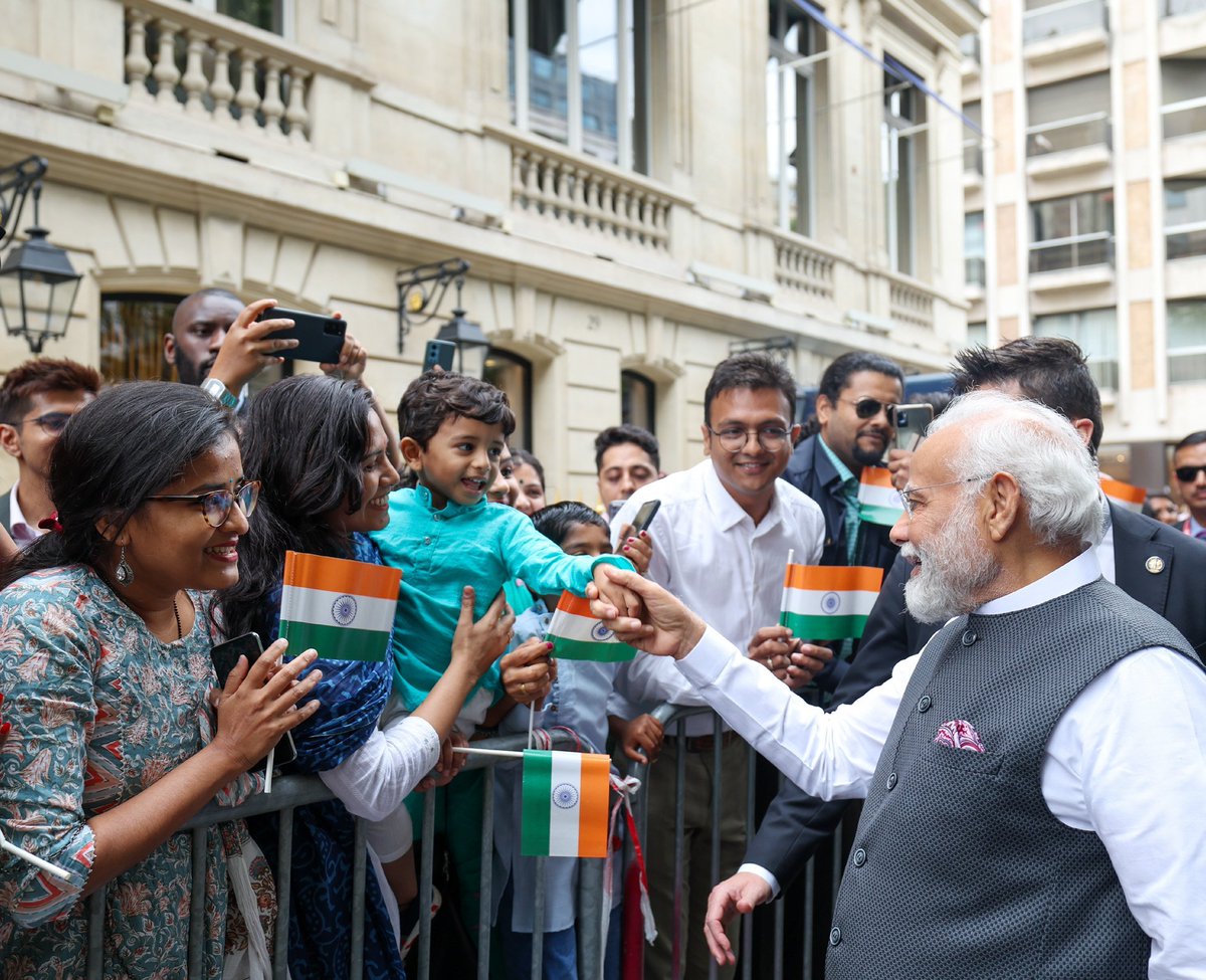 Mhatreshubham45's tweet photo. What a day for India 🇮🇳.
1. #Chandrayaan3 🚀
2. #ModijiInFrance for Bastille Day Parade Celebration.
Absolutely making huge impact in geopolitics.
#moonmission #ModiInFrance #Modi #Macron #ISRO #India #France https://t.co/6yxxORzNYa