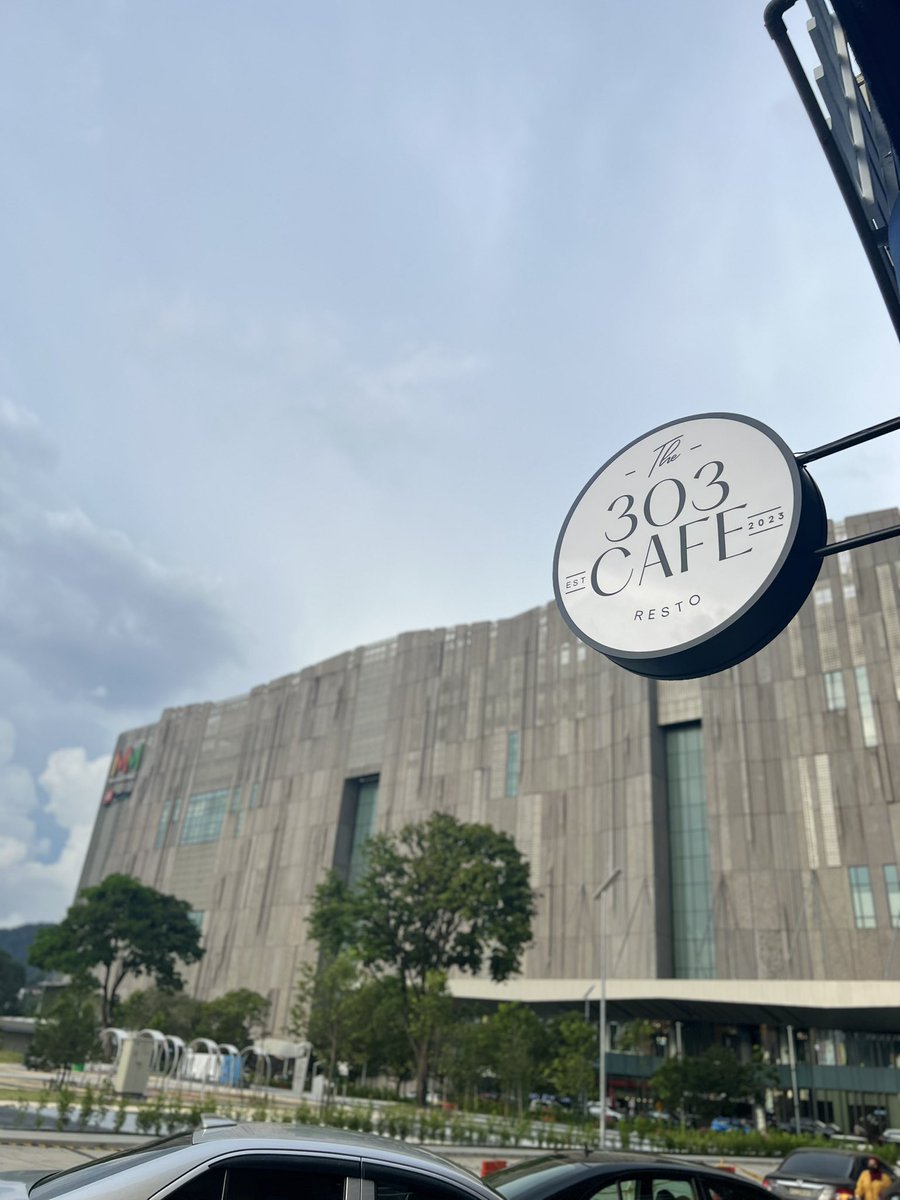 aamirahazlann's tweet photo. Cafe location at Taman Melawati. Office building in front of melawati mall. Park melawati mall senang. Keluar ikut pintu molten, kalau tapak kaki i, size 7, tinggi 164cm, 136 tapak je sampai cafe! 😌

Waze/google maps: 303 cafe &amp; resto https://t.co/3qF53oySNU