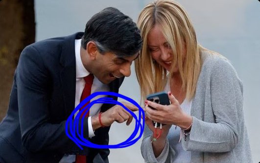 Mg1701E's tweet photo. A red string bracket symbolises many things including luck, loving connection & protection from evil - so it’s ironic that Rishi Sunak, who is evil at his self-serving, corrupt, lying core, should wear one to chat with fellow public menace Giorgia Meloni 🤢
#FascistTrash https://t.co/LzmvTdqF85