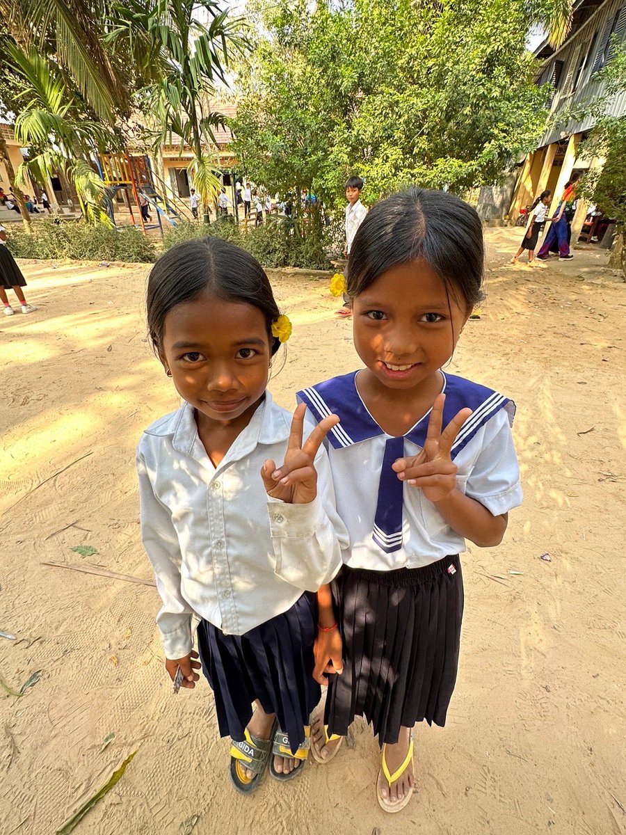 ONELIFE_0703's tweet photo. 【待ちに待った夏スタツア2023🌞🇰🇭まであと1ヶ月〜☝🏽】
サマキー小学校の子どもたち🧒🏼👦🏼
みんな明るくて元気いっぱいでした！
たくさんの笑顔に癒されました♡
また子どもたちに会えるのが楽しみです！

#学生団体 #学生団体ONELIFE #カンボジア #教育支援 #学校建設 #ボランティア #国際ボランティア https://t.co/tBWt2n4dMa