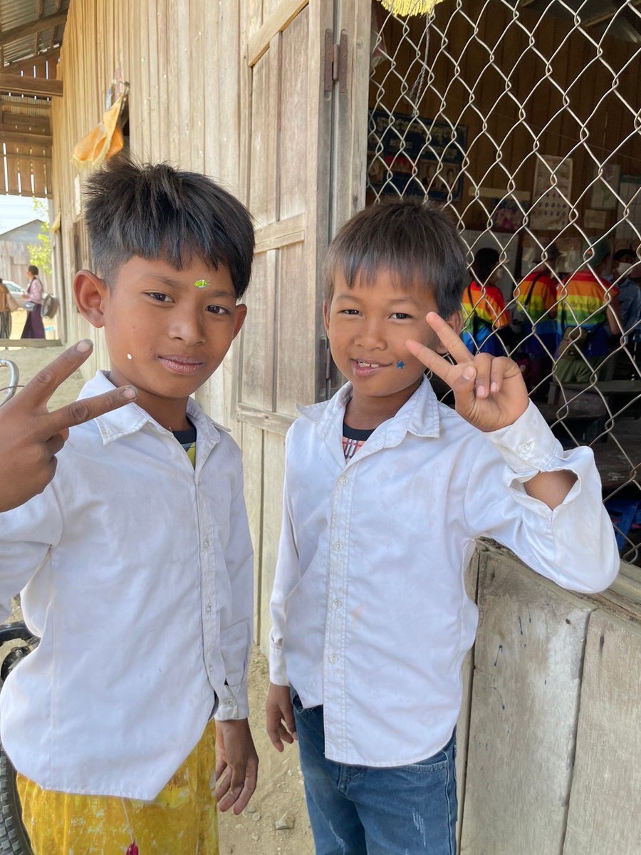 ONELIFE_0703's tweet photo. 【待ちに待った夏スタツア2023🌞🇰🇭まであと1ヶ月〜☝🏽】
サマキー小学校の子どもたち🧒🏼👦🏼
みんな明るくて元気いっぱいでした！
たくさんの笑顔に癒されました♡
また子どもたちに会えるのが楽しみです！

#学生団体 #学生団体ONELIFE #カンボジア #教育支援 #学校建設 #ボランティア #国際ボランティア https://t.co/tBWt2n4dMa