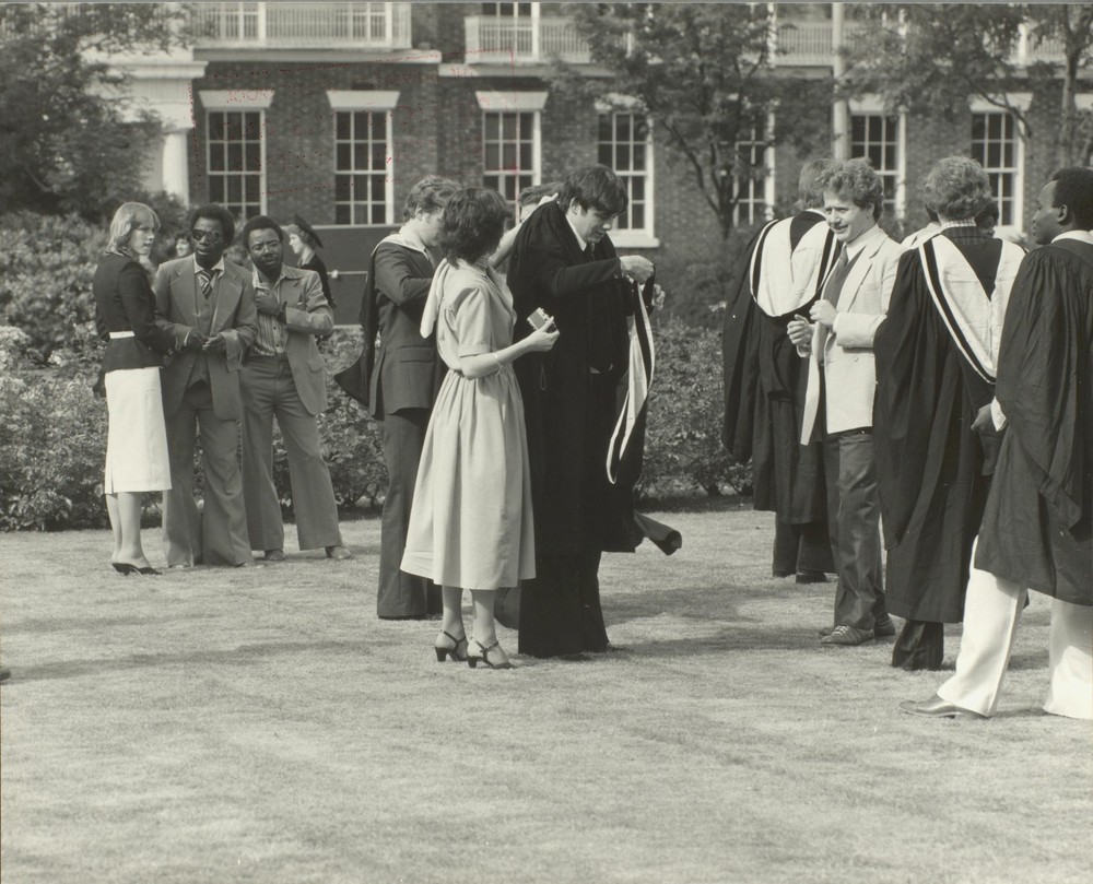 Cuban heels, flares and loved ones helping you fix your gown - graduation never changes! SO excited to see our Class of 2023 graduate next week☺️ 📸University of Liverpool Special Collections & Archives, 1980