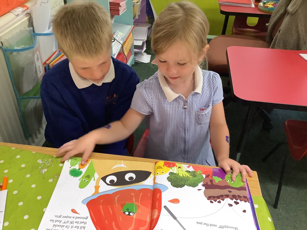 Year 3 and Reception ‘Reading Buddies’. Look how engaged they are! Well done to you all and Thank You, Year 3 😄📕