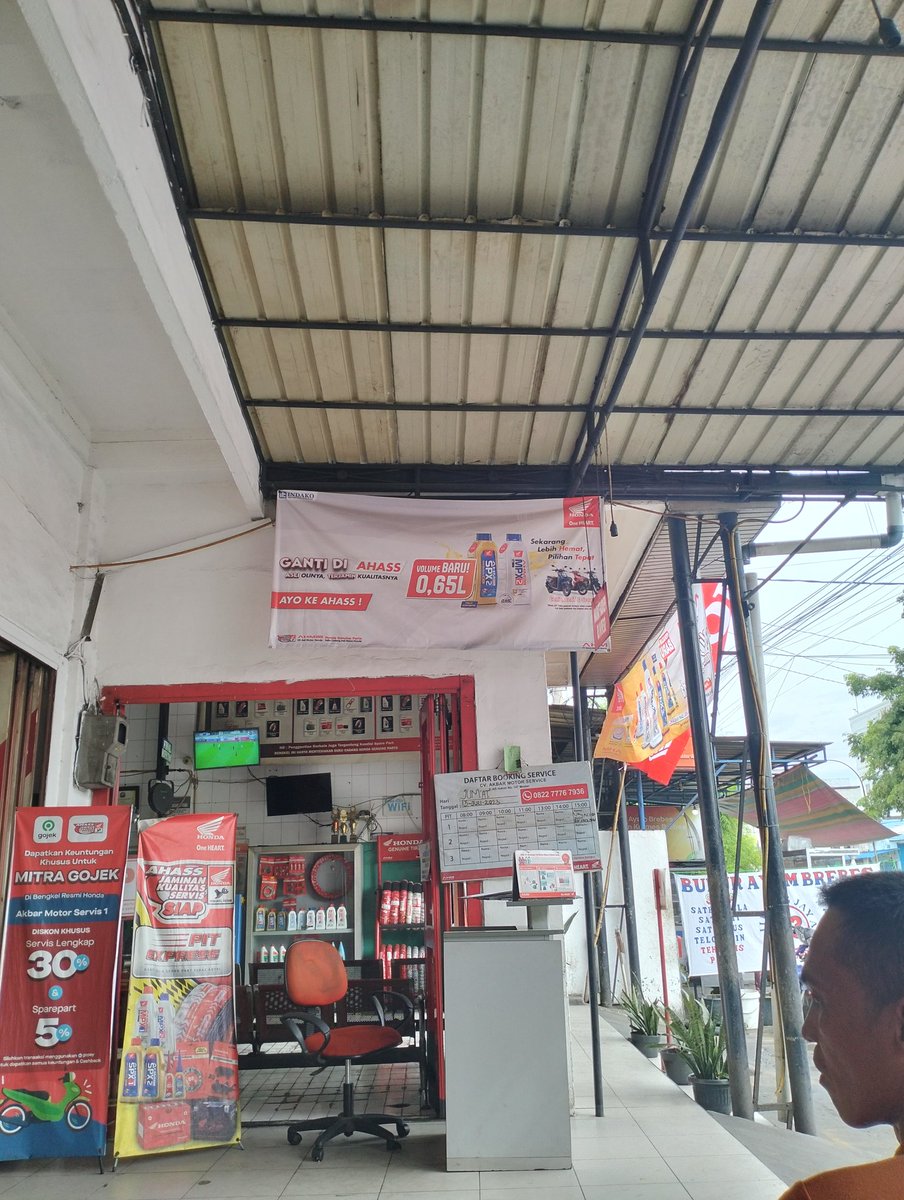 tesh11459377's tweet photo. Baru tau kalau servis hari jumat dapat kue+minum wkwk https://t.co/tSMgy61bmi
