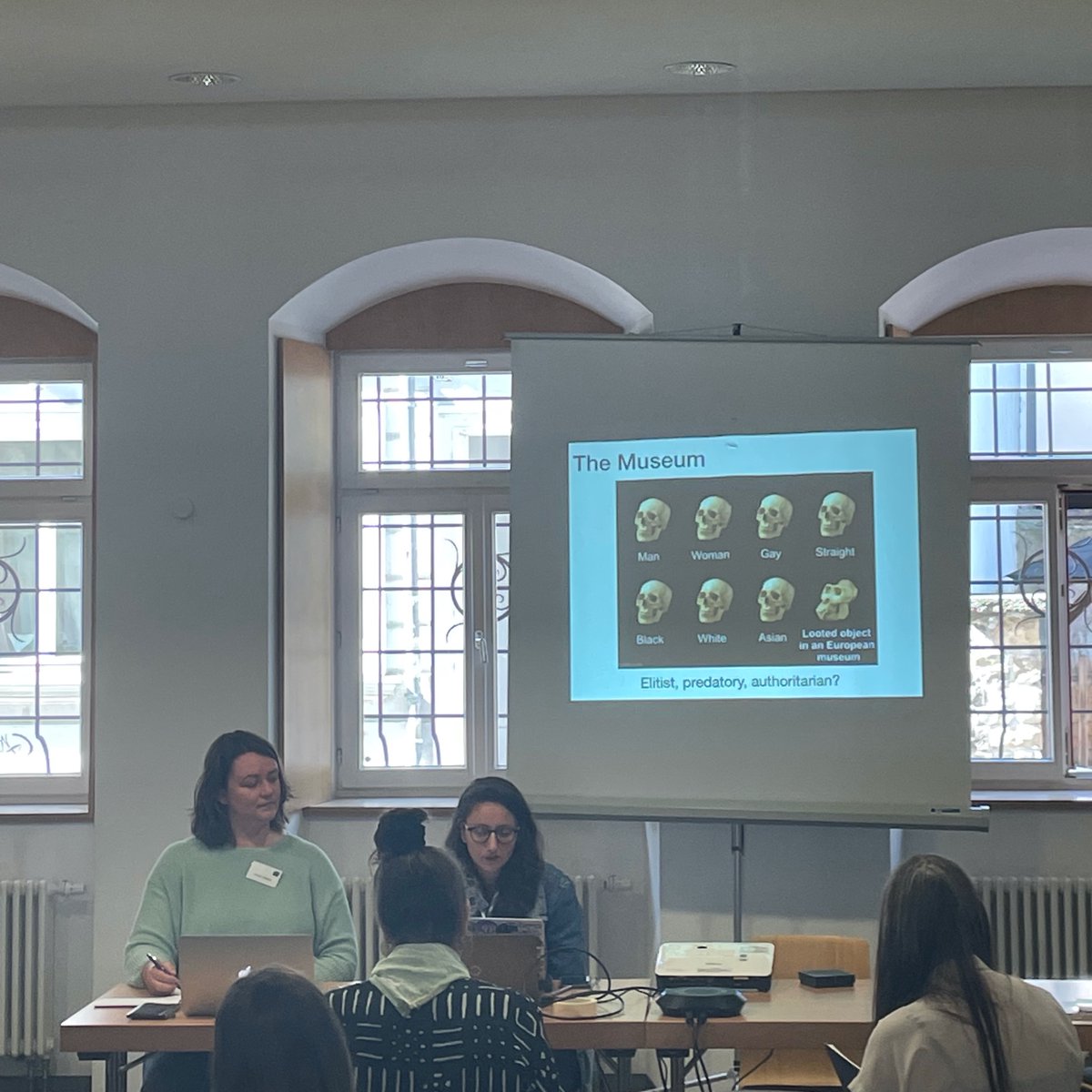 SYPPH's tweet photo. Als zweites spricht Erica de Abreu Malchow über partizipative Arbeit im Museum, übers Reflektieren der Musealität - und über verdammt gute Memes.
#ReflectYourself #PublicHistoryUE https://t.co/SsL0P158Fu