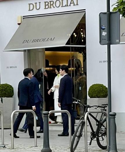 이 사진도 민주당의 조작이고 선동입니까?
김건희 여사가 경호원과 수행원 16명을 대동하고 명품 매장을 들렀다는 현지 보도가 나왔는데, 이것도 현지 언론사 폐간시키고 명품샵은 문닫게 할 겁니까?
방문해 뭘 샀는지, 결제는 무슨 돈으로 했는지 밝히세요!