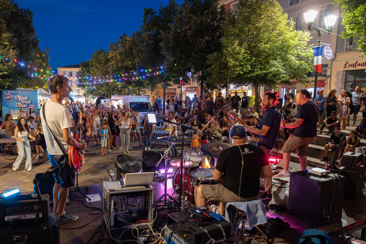 villedhyeres's tweet photo. 🌴☀️ VOTRE ÉTÉ À HYÈRES ☀️🌴 : NUIT BLANCHE

📸 Retour en images la première Nuit Blanche de l'été en centre-ville.

🌛 Le public était nombreux dans les rues piétonnes à venir profiter de ce rendez-vous nocturne et festif, devenu incontournable durant l'été à Hyères. https://t.co/XMEDbbyQ44