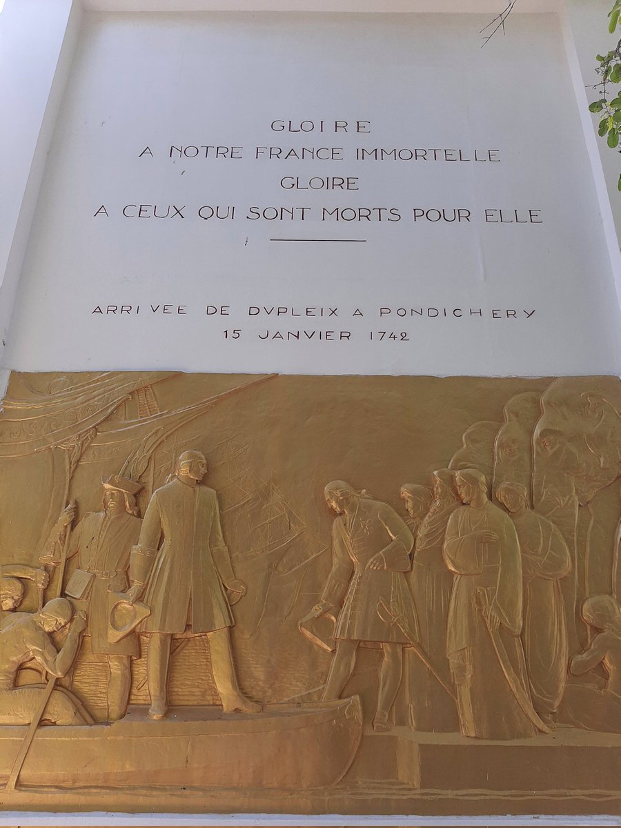markrajarathnam's tweet photo. Ce monument aux combattants des Indes françaises morts pour la patrie, érigé en 1937, fut inauguré le 3 avril 1938 par le gouverneur Crocicchia. Sur la face postérieure se trouve un relief en bronze représentant le débarquement de Dupleix à Pondichéry en 1742. https://t.co/QYKEWOKrBX