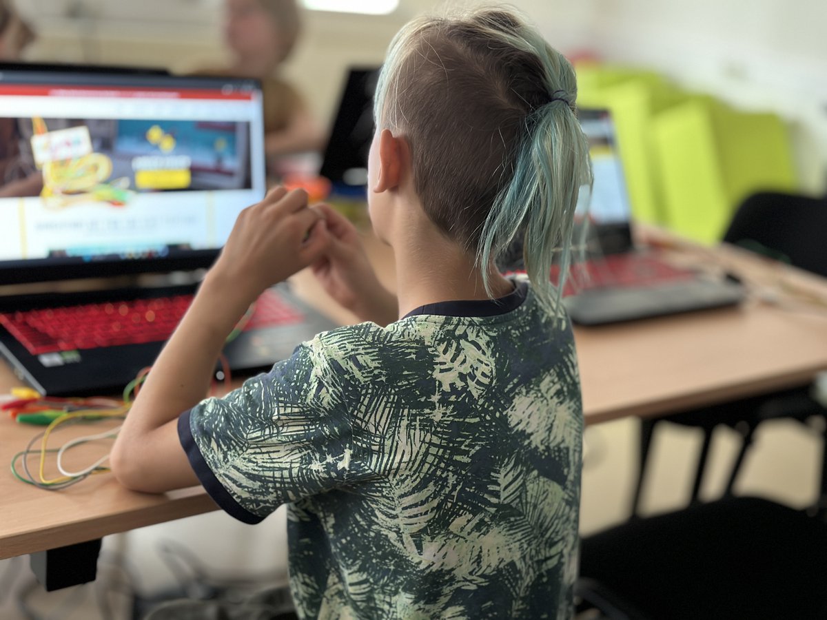 fasco's tweet photo. "We make Sommerferien" bringt Coding, App-Entwicklung &amp; mehr in Erfurts Ferienprogramm! Tolle Zusammenarbeit TLM + lokale Institutionen und viel Spaß beim Lernen für 8- bis 14-jährige. 🧑‍💻🎮🤖 Mehr Infos hier: https://t.co/pHghtI9xG8 #Sommerferien #Coding #Digitalbildung https://t.co/PTl8bLwYfU