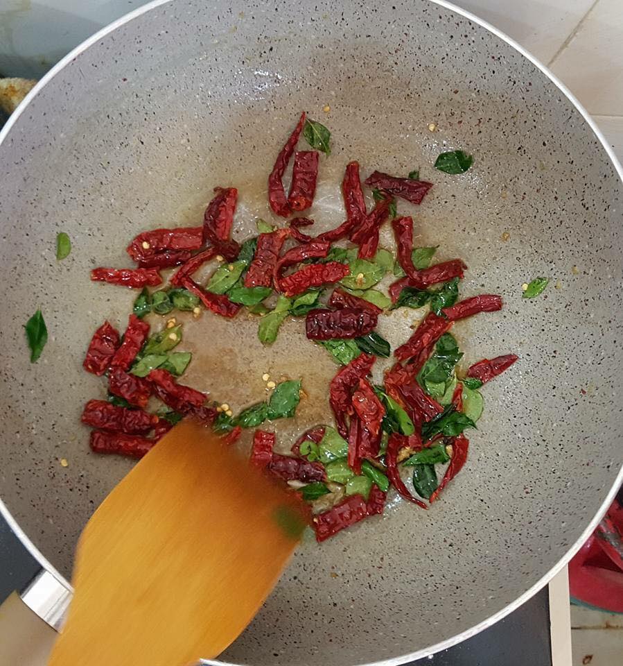 DailyMakan's tweet photo. Resipi Ayam Masak Cili Kering Cina Muslim Style, Memang Sedap Rasa Masam Manis Pedas!🌶🍗

✨Bahan-Bahan:
- bawang merah – mayang dan potong besar (2 versi)
- bawang putih – mayang
- lada besar 1 biji – mayang
- cili padi 3 biji – mayang https://t.co/r6JLj0MdHn