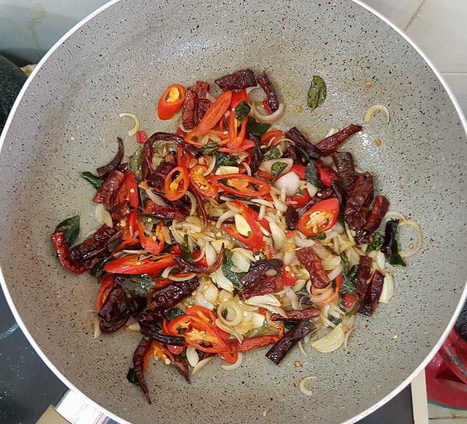 DailyMakan's tweet photo. Resipi Ayam Masak Cili Kering Cina Muslim Style, Memang Sedap Rasa Masam Manis Pedas!🌶🍗

✨Bahan-Bahan:
- bawang merah – mayang dan potong besar (2 versi)
- bawang putih – mayang
- lada besar 1 biji – mayang
- cili padi 3 biji – mayang https://t.co/r6JLj0MdHn