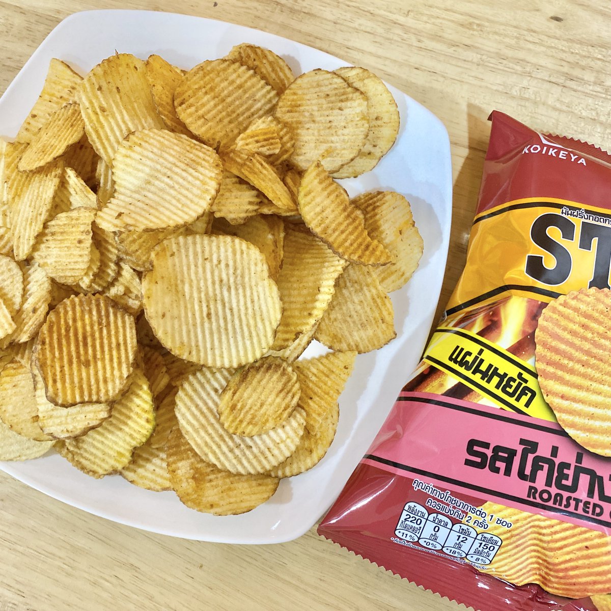 siriluckxn's tweet photo. 🥔🍟คารามูโจ้สตรองรสใหม่ล่าสุด!! รสไก่ย่างเตาถ่าน หอมกลิ่นเตาถ่านพร้อมรสชาติไก่ย่างเข้มข้น กรอบอร่อย👍🏼 🌶️บวกกับความเผ็ดที่ลงตัว ราคา 24 บาทเท่านั้น หาซื้อได้ที่ 7-11 

#รีวิวเซเว่น #อร่อยไปแดก #คารามูโจ้ https://t.co/5Lz0GUiZnl