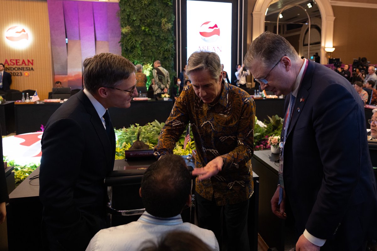 SecBlinken's tweet image. While in Jakarta, I joined other foreign ministers at the East Asia Summit, a forum where countries are able to address serious regional and global security challenges including in the South China Sea, the ongoing crisis in Burma, and Russia’s unjustified war in Ukraine.