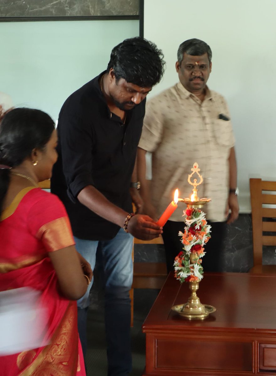 la_rajkumar's tweet photo. அன்பு நண்பர் கபிலன் சாணக்கியாவின் "தியானம்" புத்தக வெளியீட்டு விழா ..😊
#Kabilanchanakya #Healerbaskar https://t.co/w1MwTHdgI4