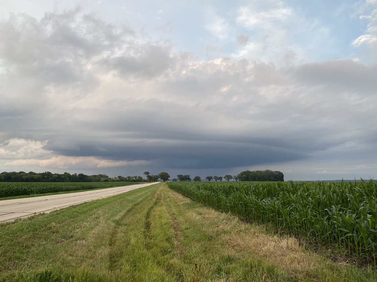 IntoTheStorm815's tweet photo. Just before sunset south of Harvard #ilwx https://t.co/EyH1oTuk9u