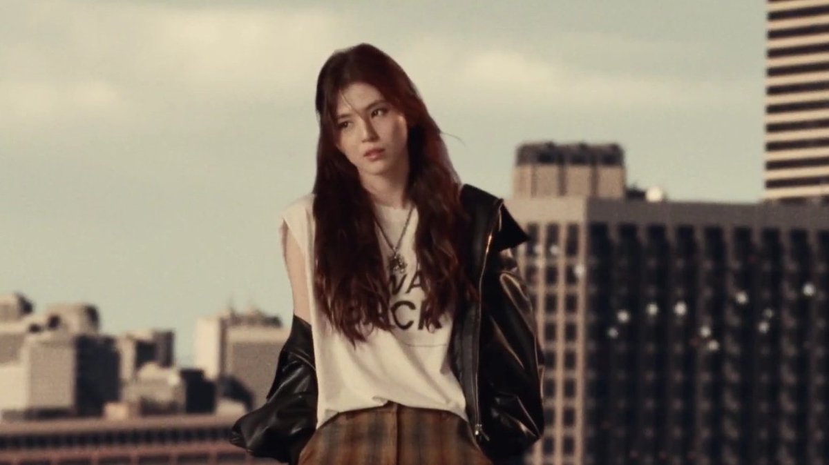 hansoheebr's tweet photo. #HanSoHee no MV de Seven de #Jungkook. ❤️‍🩹 https://t.co/OYChzMZY8p