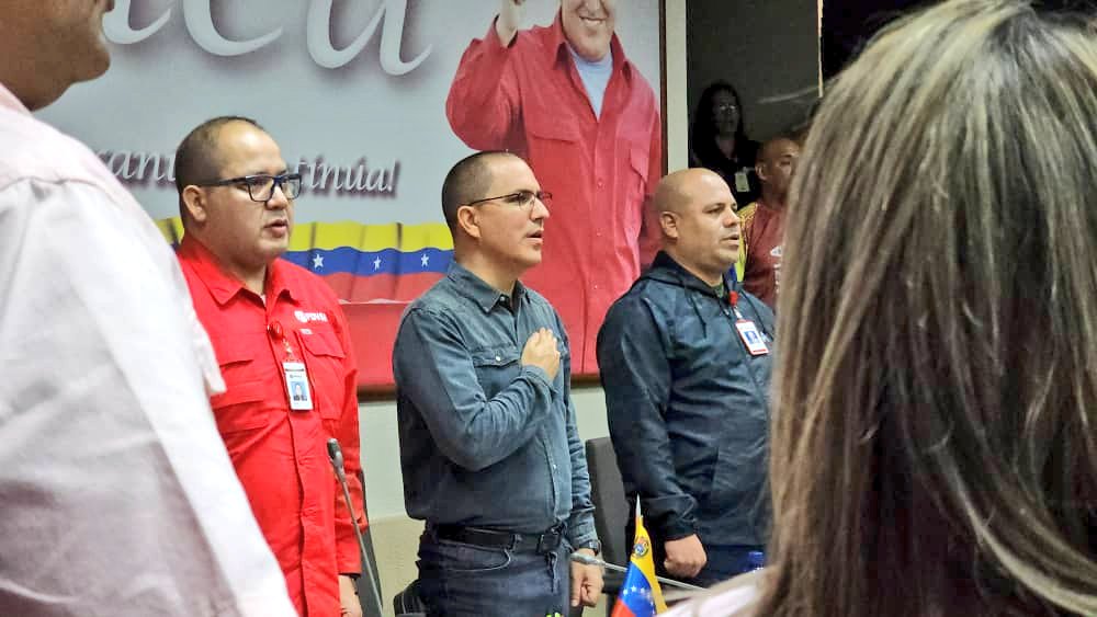 Faja_Patriota's tweet photo. ✩ #EnBarinas || Continuamos cumpliendo las instrucciones del líder y Pdte. Obrero @NicolasMaduro y el ministro de Petróleo @tellechearuiz donde hemos Instalado el Estado Mayor de Hidrocarburos, en esta oportunidad junto al ministro @jaarreaza
@PetroleroBoyaca https://t.co/gYHwHj5WKy