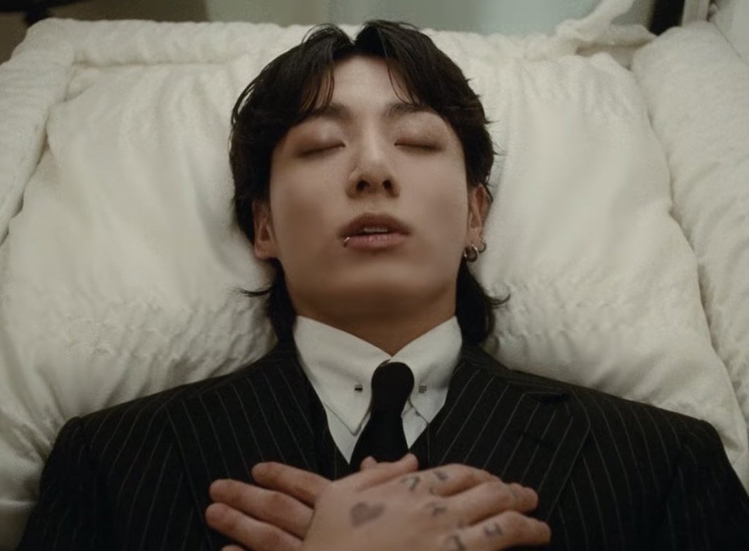 vtataekim's tweet photo. Mood Actual:  

SEVEN MV OUT TODAY 
#SEVENbyJUNGKOOK https://t.co/L0JScciwVR